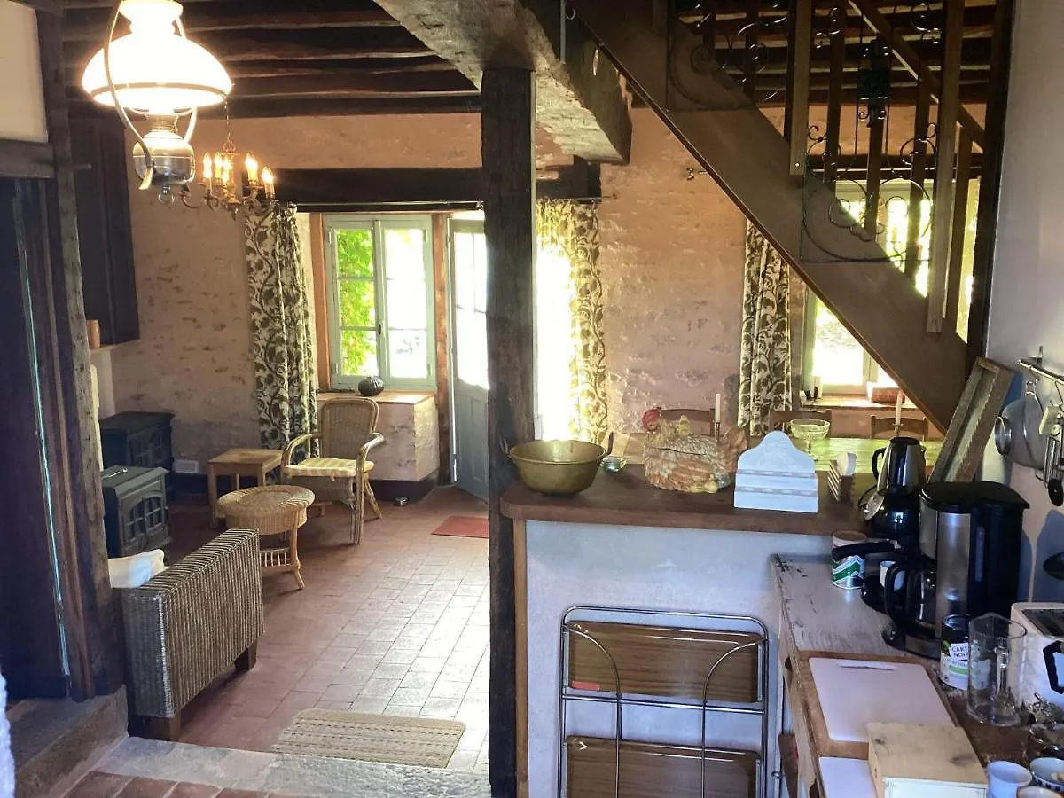 Charming Holiday Home With Private Garden Le Veurdre