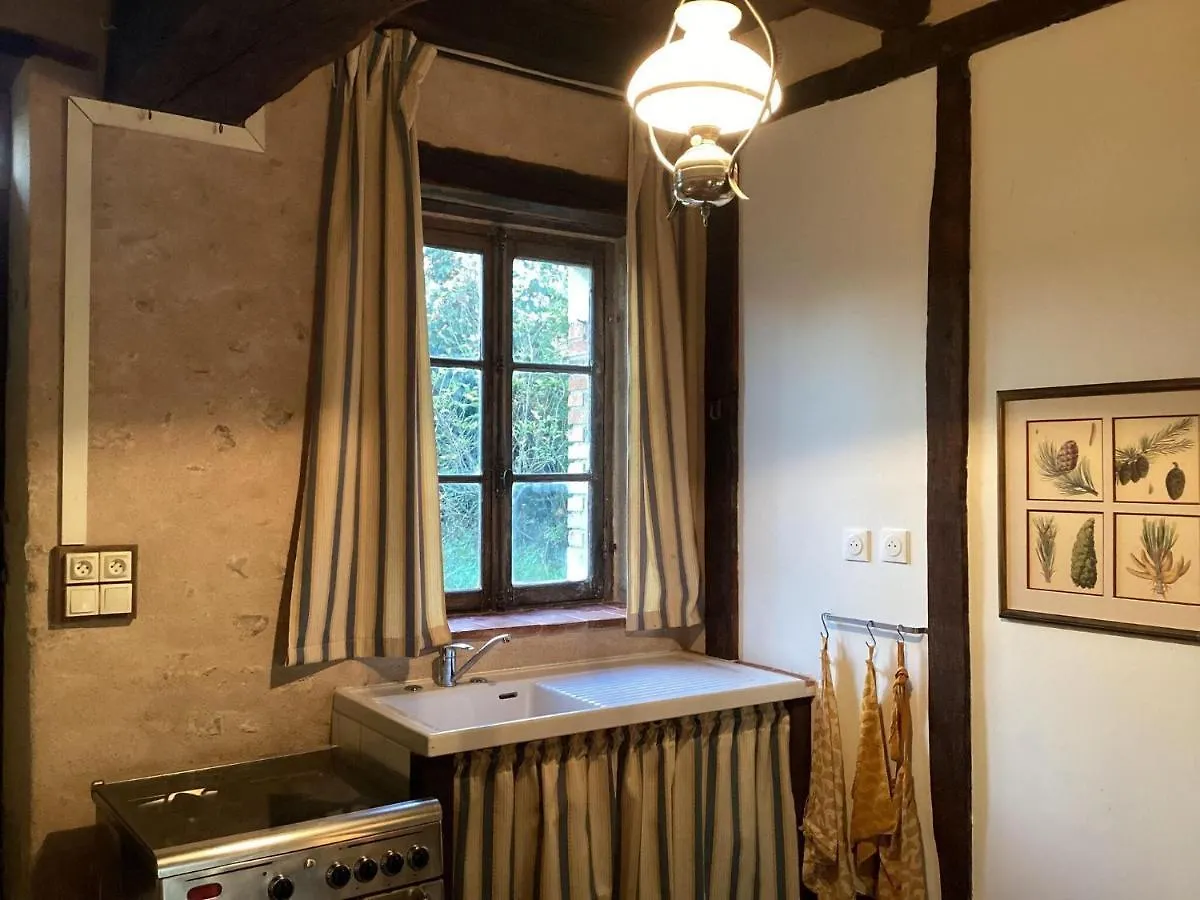 Charming Holiday Home With Private Garden Le Veurdre 0*,