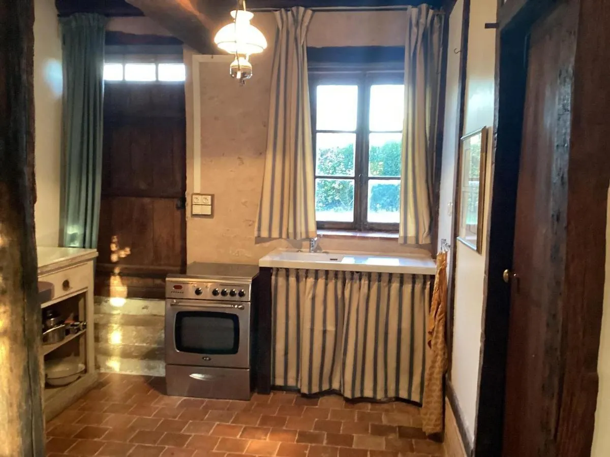 Charming Holiday Home With Private Garden Le Veurdre