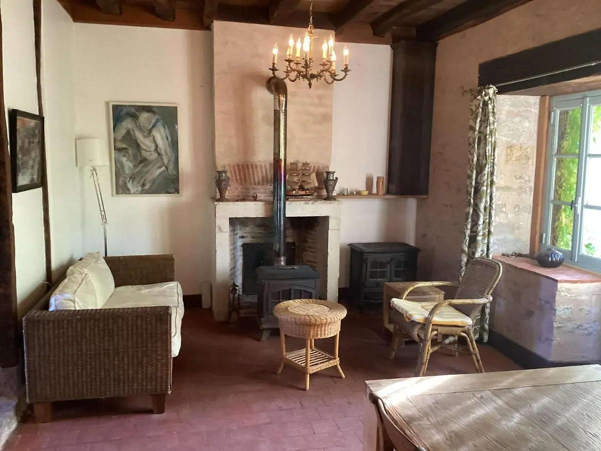 Charming Holiday Home With Private Garden Le Veurdre France