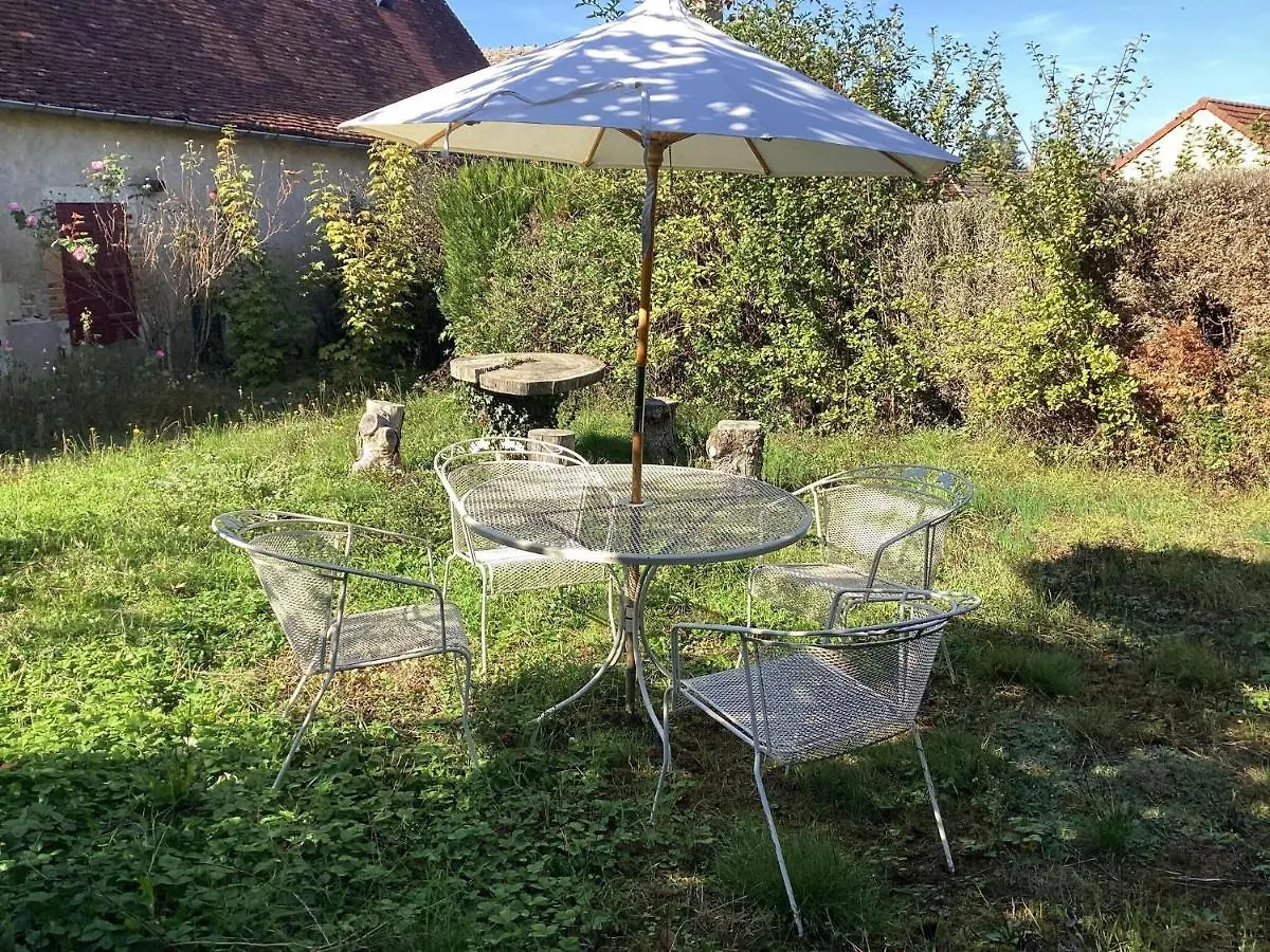 Charming Holiday Home With Private Garden Le Veurdre France