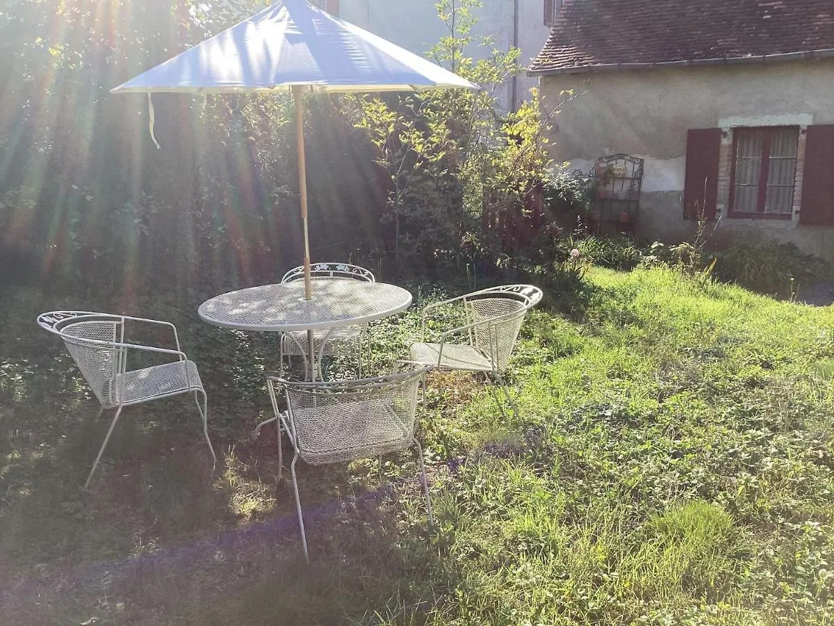 Charming Holiday Home With Private Garden Le Veurdre France