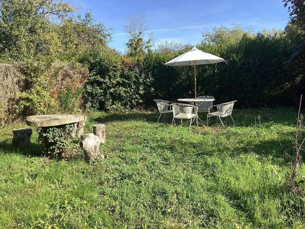 Charming Holiday Home With Private Garden Le Veurdre