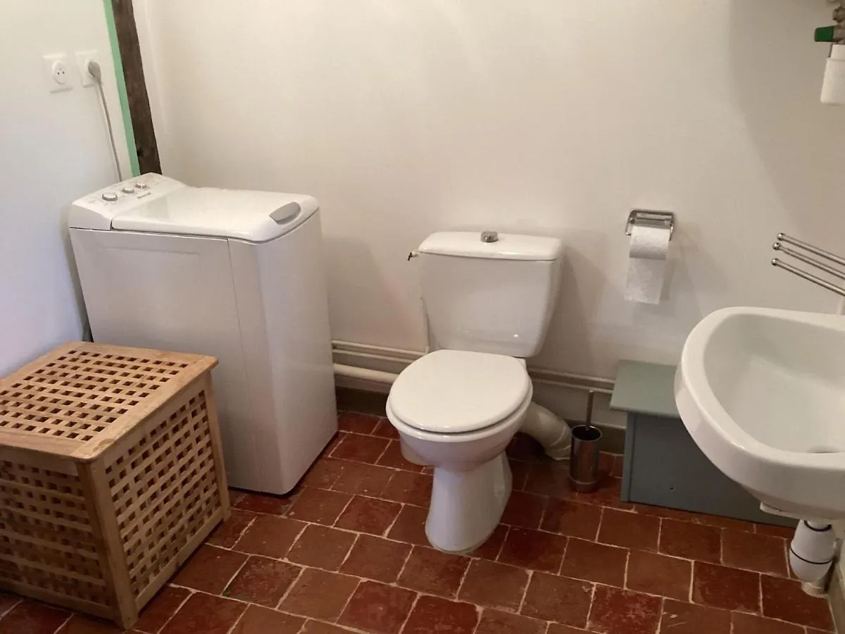 Charming Holiday Home With Private Garden Le Veurdre